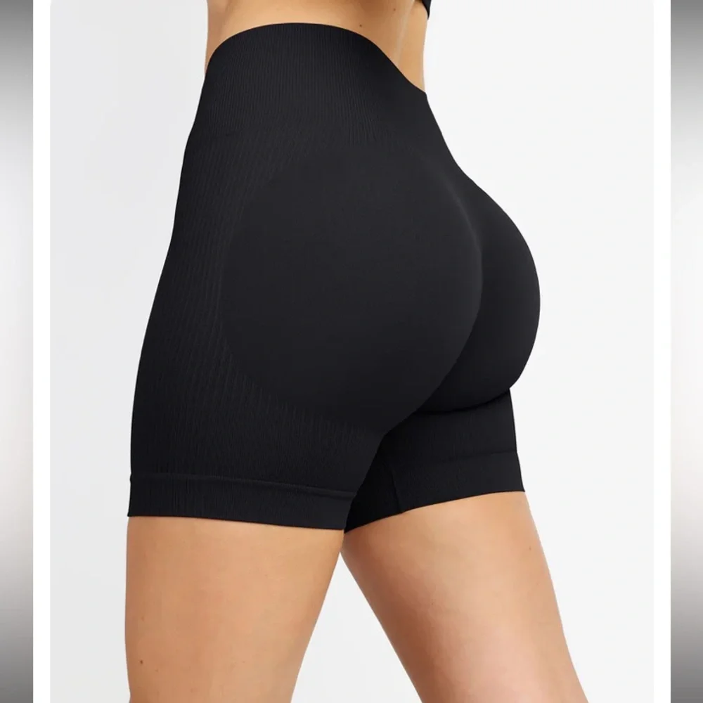Cosmolle AirWear sports bra and bike shorts set